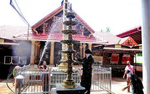 ഗുരുവായൂർ ക്ഷേത്രത്തിൽ ഭക്തർക്ക് നിയന്ത്രണം ഗുരുവായൂർ ക്ഷേത്രത്തിൽ ഭക്തർക്ക് നിയന്ത്രണം