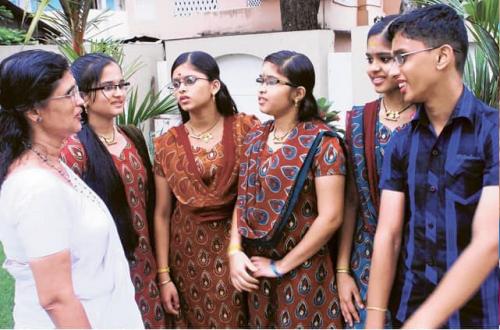 രമാദേവിയുടെ പഞ്ചരത്നങ്ങളിൽ നാല് പേർ ഒരേ ദിവസം വിവാഹിതരാകുന്നു രമാദേവിയുടെ പഞ്ചരത്നങ്ങളിൽ നാല് പേർ ഒരേ ദിവസം വിവാഹിതരാകുന്നു