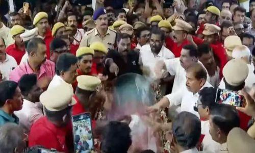 വി.എസിന്റെ ഭൗതികശരീരം അവസാനമായി പുന്നപ്രയിലെ വേലിക്കകത്ത് വീട്ടിൽ വി.എസിന്റെ ഭൗതികശരീരം അവസാനമായി പുന്നപ്രയിലെ വേലിക്കകത്ത് വീട്ടിൽ