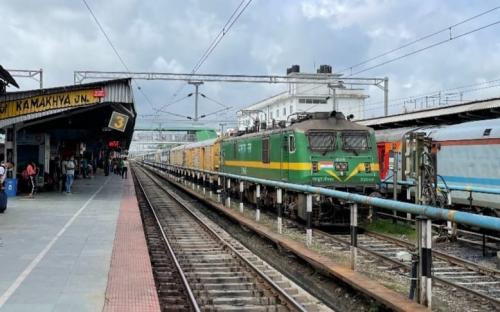 ട്രെയിന് സർവീസുകളും നിരക്കുകളും പഴയ നിലയിലേക്ക് ട്രെയിന് സർവീസുകളും നിരക്കുകളും പഴയ നിലയിലേക്ക്