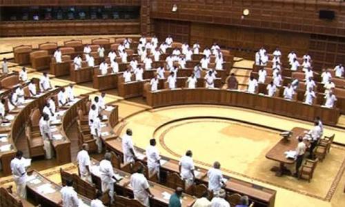മുഖ്യമന്ത്രിയുടെ പരാമര്ശം വിവാദമായി: നിയമസഭയില് നാടകീയ രംഗങ്ങള് മുഖ്യമന്ത്രിയുടെ പരാമര്ശം വിവാദമായി: നിയമസഭയില് നാടകീയ രംഗങ്ങള്
