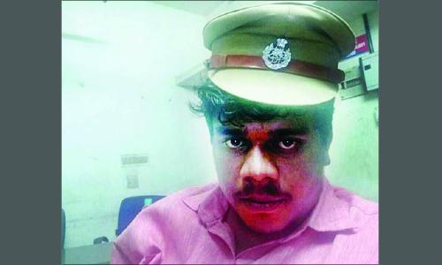 അറസ്റ്റി­ലാ­യ സി­.പി­.എം നേ­താ­വി­ന്റെ­ തലയിൽ എസ്.ഐയു­ടെ­ തൊ­പ്പി­