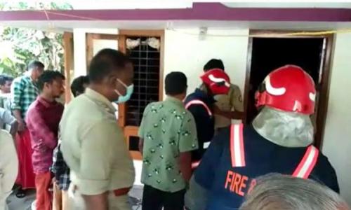 കൊല്ലം തേവലക്കരയിൽ അമ്മയും മകനും വീട്ടിനുള്ളിൽ പൊള്ളലേറ്റ് മരിച്ചു കൊല്ലം തേവലക്കരയിൽ അമ്മയും മകനും വീട്ടിനുള്ളിൽ പൊള്ളലേറ്റ് മരിച്ചു