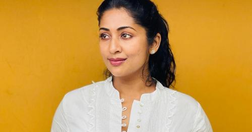 വിനായകനോട് താൻ എന്തുകൊണ്ട് പ്രതികരിച്ചില്ല;  വിശദീകരണവുമായി നവ്യ നായർ‍