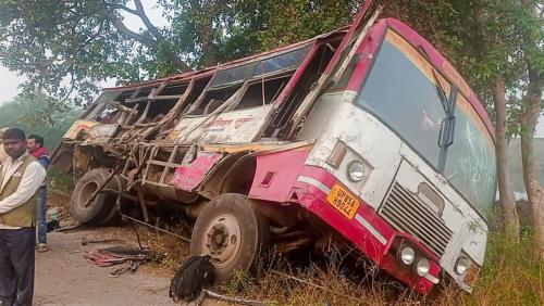 യു.പിയിൽ ബസും ട്രക്കും കൂട്ടിയിടിച്ച് 6 മരണം യു.പിയിൽ ബസും ട്രക്കും കൂട്ടിയിടിച്ച് 6 മരണം
