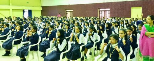 പരീ­ക്ഷാ­പേ­ടി­ അകറ്റാനായി­ യോ­ഗ ക്ലാസ്