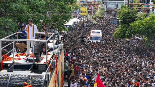 റാലിക്കിടെ തിക്കും തിരക്കും ; 33 മരണം, ദുരന്തഭൂമിയായി കരൂര്‍
