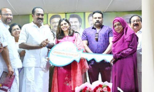 അമ്മക്കിളിക്കൂട് ഭവന നിർമ്മാണ പദ്ധതി; 50 വീടുകൾ കൈമാറി കല്യാണി പ്രിയദർശൻ അമ്മക്കിളിക്കൂട് ഭവന നിർമ്മാണ പദ്ധതി; 50 വീടുകൾ കൈമാറി കല്യാണി പ്രിയദർശൻ