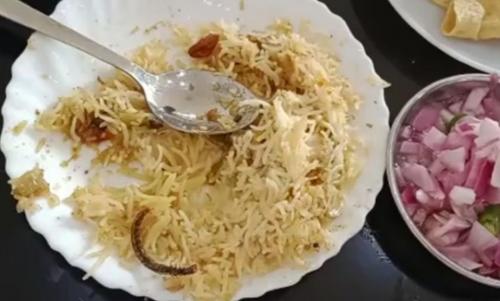 ബിരിയാണിയിൽ പഴുതാര; മട്ടാഞ്ചേരി കായീസ് ഹോട്ടൽ പൂട്ടിച്ചു ബിരിയാണിയിൽ പഴുതാര; മട്ടാഞ്ചേരി കായീസ് ഹോട്ടൽ പൂട്ടിച്ചു