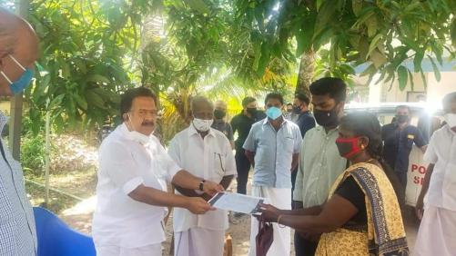 അജീന്ദ്രന്റെ കുടുംബത്തിന് കേരളീയ സമാജം സഹായധനം കൈമാറി