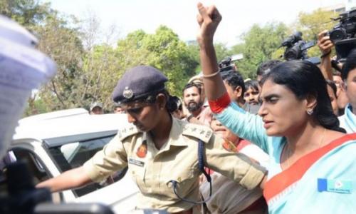 വൈഎസ്ആർടിപി അധ്യക്ഷ വൈ.എസ് ശർമിള പോലീസ് കസ്റ്റഡിയിൽ വൈഎസ്ആർടിപി അധ്യക്ഷ വൈ.എസ് ശർമിള പോലീസ് കസ്റ്റഡിയിൽ