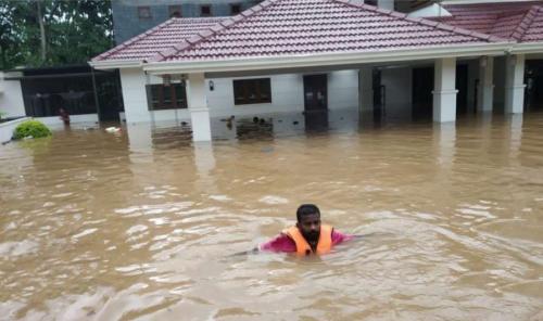 കനത്ത മഴയിൽ നിലന്പൂരിൽ വെള്ളപ്പൊക്കം: വീടുകളും കെട്ടിടങ്ങളും വെള്ളത്തിൽ മുങ്ങി    
