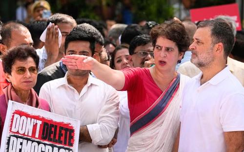 ഗ്യാനേഷ് കുമാറിന്റെ രാജി ആശ്യപ്പെട്ട് കോൺഗ്രസ് പ്രതിഷേധം; രാഹുൽ ഗാന്ധിയും പ്രിയങ്കയും കസ്റ്റഡിയിൽ