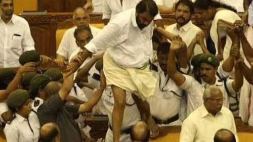 നിയമസഭ കൈയാങ്കളി കേസിൽ സർക്കാരിന് വൻ തിരിച്ചടി; പ്രതികൾ വിചാരണ നേരിടണമെന്ന് സുപ്രീം കോടതി നിയമസഭ കൈയാങ്കളി കേസിൽ സർക്കാരിന് വൻ തിരിച്ചടി; പ്രതികൾ വിചാരണ നേരിടണമെന്ന് സുപ്രീം കോടതി