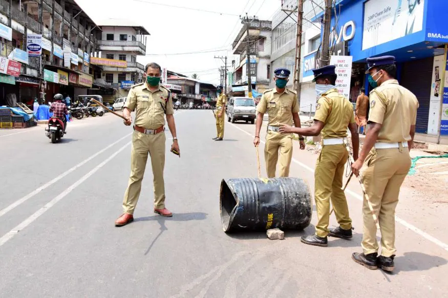 കേരളം പൂർണമായി അടക്കുന്നു; 9 ദിവസം സന്പൂർണ ലോക്ക്ഡൗൺ പ്രഖ്യാപിച്ചു കേരളം പൂർണമായി അടക്കുന്നു; 9 ദിവസം സന്പൂർണ ലോക്ക്ഡൗൺ പ്രഖ്യാപിച്ചു