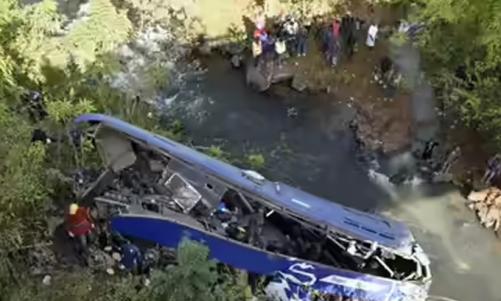 നേപ്പാളിൽ ബസ് നദിയിലേക്ക് മറിഞ്ഞ് 18 മരണം; മരിച്ചവരിൽ വിദേശികളും