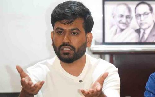 'മന്ത്രിമാരുടെ നായ്ക്കൾക്ക് കിട്ടുന്ന സൗകര്യം പോലുമില്ല'; സ്കൂളുകളുടെ അവസ്ഥയിൽ കലിപ്പായി അഭിജിത് ദീപ്‌കെ