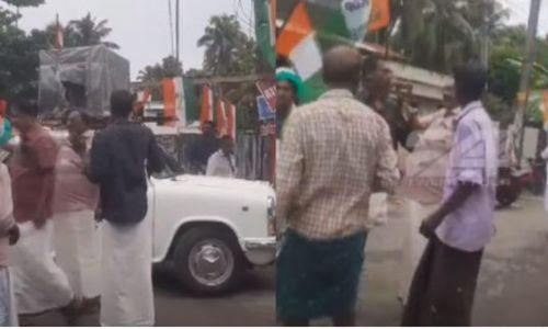 കരുനാഗപ്പള്ളിയിൽ പദയാത്രയ്ക്കിടെ തെരുവിൽ ഏറ്റുമുട്ടി കോൺഗ്രസുകാർ കരുനാഗപ്പള്ളിയിൽ പദയാത്രയ്ക്കിടെ തെരുവിൽ ഏറ്റുമുട്ടി കോൺഗ്രസുകാർ