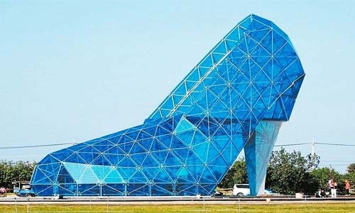 ന്യൂജെന്‍ പെണ്‍കുഞ്ഞാടുകളെ പള്ളിയിലെത്തിക്കാന്‍ മാർഗ്ഗവുമായി ഹൈ ഹീല്ഡ് ഷൂവിന്റെ ആകൃതിയിൽ പള്ളി 