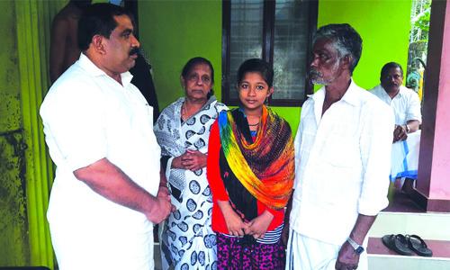 ആത്മഹത്യ ചെയ്ത റെസ്റ്റോറന്റ് ജീവനക്കാരിയുടെ വീട് സുബൈർ കണ്ണൂർ സന്ദർശിച്ചു ആത്മഹത്യ ചെയ്ത റെസ്റ്റോറന്റ് ജീവനക്കാരിയുടെ വീട് സുബൈർ കണ്ണൂർ സന്ദർശിച്ചു
