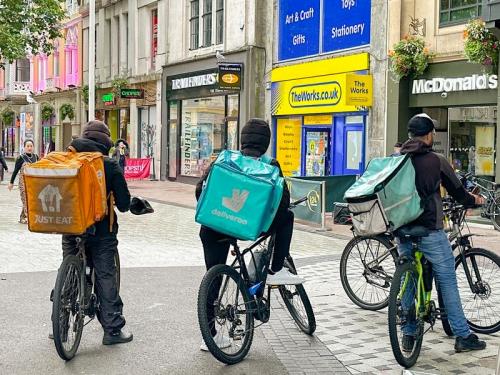 വേണ്ടത്ര രേഖകളില്ലാതെ ഡെലിവറി ജോലി: ഇന്ത്യക്കാർ അടക്കം 171 പേർ പിടിയിൽ; നാടുകടത്താൻ യുകെ