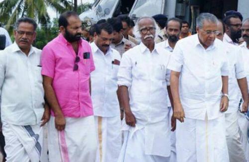 ദുരിതാശ്വാസ ക്യാന്പിൽ‍ ആത്മവിശ്വാസം പകർ‍ന്ന് മുഖ്യമന്ത്രി