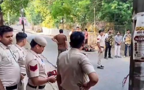 ഡൽഹിയിൽ വീണ്ടും കൂട്ടബലാത്സംഗം, 17 കാരിയെ മൂന്നുപേർ ലൈംഗികമായി പീഡിപ്പിച്ചു; പ്രതിയെ വെടിവെച്ചു വീഴ്ത്തി പോലീസ്