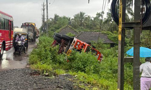 കാസർഗോഡ് ടാങ്കര് ലോറി മറിഞ്ഞു; ടാങ്കറിൽ നിന്ന് പാചകവാതകം ചോരുന്നു കാസർഗോഡ് ടാങ്കര് ലോറി മറിഞ്ഞു; ടാങ്കറിൽ നിന്ന് പാചകവാതകം ചോരുന്നു