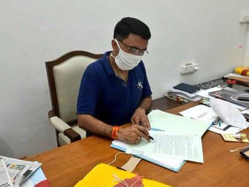 ഗോവ മുഖ്യമന്ത്രി കോവിഡ് പ്രോട്ടോകോൾ പാലിക്കുന്നില്ലെന്ന് പ്രതിപക്ഷം ഗോവ മുഖ്യമന്ത്രി കോവിഡ് പ്രോട്ടോകോൾ പാലിക്കുന്നില്ലെന്ന് പ്രതിപക്ഷം