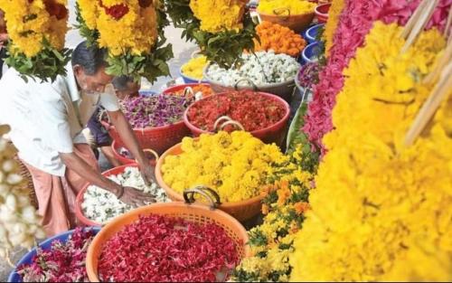 അത്തം വന്നെത്തി; പൂവ് വിപണിയും സജീവം അത്തം വന്നെത്തി; പൂവ് വിപണിയും സജീവം
