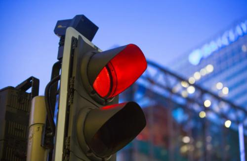 റോഡുകളിലെ റെഡ് സിഗ്നൽ മറികടക്കുന്ന ഡ്രൈവർമാർക്ക് 51,000 ദിർഹം പിഴ ചുമത്താനൊരുങ്ങി അബുദാബി പൊലീസ്