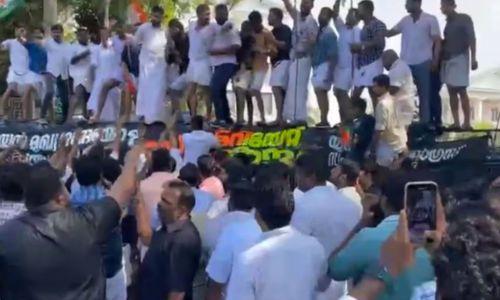 തലസ്ഥാനത്ത് യൂത്ത് കോൺഗ്രസ് പ്രവർത്തകരും പൊലീസും തമ്മിൽ തെരുവുയുദ്ധം. പൊലീസ് വാഹനം തകർത്ത് പ്രവർത്തകർ തലസ്ഥാനത്ത് യൂത്ത് കോൺഗ്രസ് പ്രവർത്തകരും പൊലീസും തമ്മിൽ തെരുവുയുദ്ധം. പൊലീസ് വാഹനം തകർത്ത് പ്രവർത്തകർ
