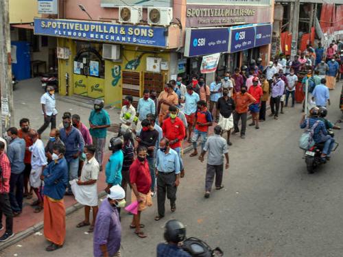 കല്യാണത്തിന് 20 പേർ; മദ്യക്കടകളിൽ 500 പേർ? സർക്കാരിനെതിരെ വിമർശനവുമായി ഹൈക്കോടതി കല്യാണത്തിന് 20 പേർ; മദ്യക്കടകളിൽ 500 പേർ? സർക്കാരിനെതിരെ വിമർശനവുമായി ഹൈക്കോടതി