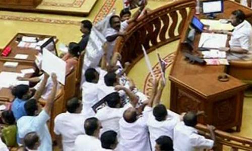 പ്രതിപക്ഷ ബഹളം : നിയമസഭ തുടര്ച്ചയായ രണ്ടാം ദിവസവും പിരിച്ചുവിട്ടു പ്രതിപക്ഷ ബഹളം : നിയമസഭ തുടര്ച്ചയായ രണ്ടാം ദിവസവും പിരിച്ചുവിട്ടു
