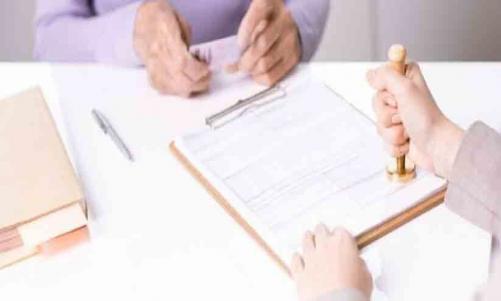 ബഹ്‌റൈനിൽ വിദേശികൾക്ക് വർക്ക് പെർമിറ്റിന് മുമ്പ് സർട്ടിഫിക്കറ്റ് പരിശോധന; പാർലമെന്റ് നാളെ ചർച്ച ചെയ്യും