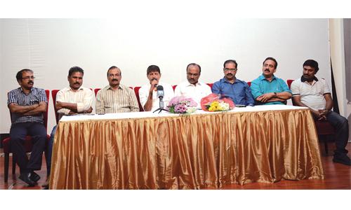 സ്വന്തം ഗാനത്തിന്റെ സൃഷ്ടാവായി മറ്റുള്ളവരെ പരിചയപ്പെടുത്തിയതോർമിച്ച് ഇ.വി വത്സൻ സ്വന്തം ഗാനത്തിന്റെ സൃഷ്ടാവായി മറ്റുള്ളവരെ പരിചയപ്പെടുത്തിയതോർമിച്ച് ഇ.വി വത്സൻ