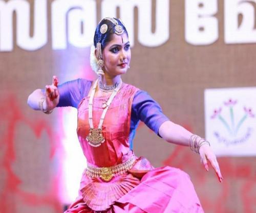 കൂടൽമാണിക്യം ക്ഷേത്രത്തിൽ അവഗണിക്കപ്പെട്ട നർത്തകി മൻസിയക്ക് വേദിയൊരുക്കി ഡിവൈഎഫ്ഐ കൂടൽമാണിക്യം ക്ഷേത്രത്തിൽ അവഗണിക്കപ്പെട്ട നർത്തകി മൻസിയക്ക് വേദിയൊരുക്കി ഡിവൈഎഫ്ഐ