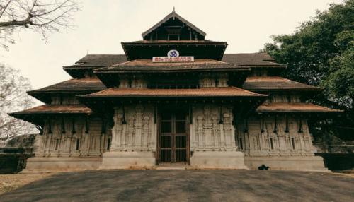വടക്കുംനാഥ ക്ഷേത്രത്തിലെ പൂജാരിക്ക് കോവിഡ്; ഭക്തർക്ക് പ്രവേശനം ഇല്ല വടക്കുംനാഥ ക്ഷേത്രത്തിലെ പൂജാരിക്ക് കോവിഡ്; ഭക്തർക്ക് പ്രവേശനം ഇല്ല