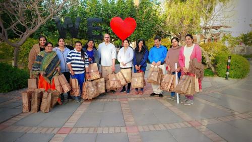 തൊഴിലാളികൾക്ക് ശീതകാല കിറ്റുകൾ വിതരണം ചെയ്ത് ടീം യൂണിബ്