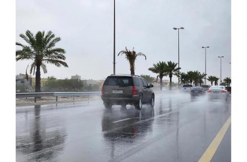 മഴ : വാഹനയാത്രക്കാർക്ക് ജാഗ്രതാ നിർദ്ദേശവുമായി ബഹ്റൈൻ ട്രാഫിക് വിഭാഗം