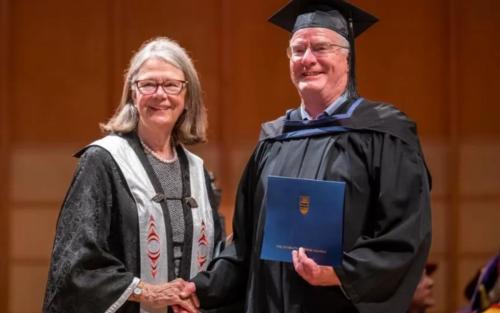 ഡിഗ്രി പഠിക്കാൻ 54 വർഷം; ലോക റെക്കോർഡോടെ ബിരുദം പൂർത്തിയാക്കി 71 വയസുകാരൻ