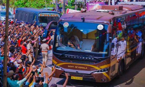 നവകേരള ബസിന് നേരെ ഷൂ എറിഞ്ഞ് കെഎസ്‌യു പ്രവർത്തകരുടെ പ്രതിഷേധം