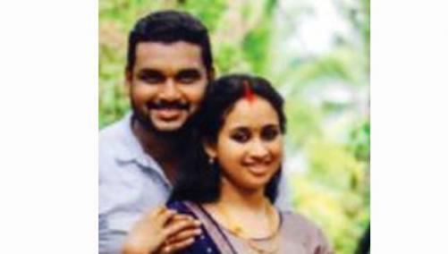 ഭാര്യയെ കിടപ്പുമുറിയിൽ കഴുത്തു ഞെരിച്ചു കൊന്ന് ഭർത്താവ് കാറിൽ കടന്നു