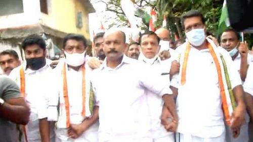 ജോജു ജോർ‍ജിന്‍റെ കാർ തല്ലിത്തകർ‍ത്ത കേസിൽ‍ അഞ്ച് കോൺഗ്രസ് നേതാക്കൾക്ക് ജാമ്യം