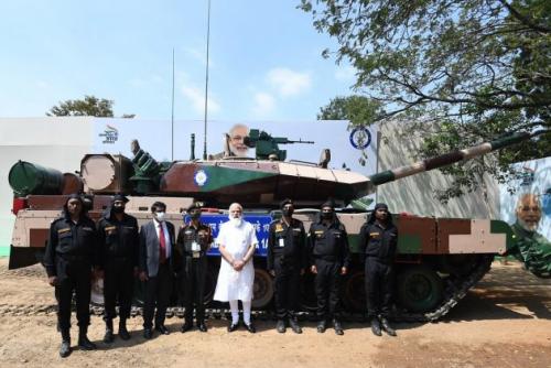 മോ​ദി അ​ർ‍​ജു​ന്‍ യു​ദ്ധ ടാ​ങ്ക് സൈ​ന്യ​ത്തി​ന് കൈ​മാ​റി