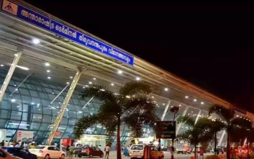 വിമാനത്താവളം വഴി സ്വർണക്കടത്ത്; 2 കസ്റ്റംസ് ഉദ്യോഗസ്ഥർ അറസ്റ്റിൽ വിമാനത്താവളം വഴി സ്വർണക്കടത്ത്; 2 കസ്റ്റംസ് ഉദ്യോഗസ്ഥർ അറസ്റ്റിൽ