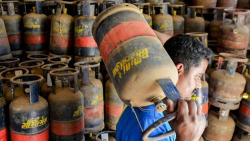 കേരളത്തിലെ പാചകവാതക പ്രതിസന്ധി: ആശുപത്രികൾക്കും സ്കൂളുകൾക്കും മുൻഗണന; പൂഴ്ത്തിവെപ്പിനെതിരെ കർശന നടപടി