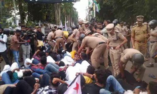 ഗവര്ണര് ആരിഫ് മുഹമ്മദ് ഖാനെതിരെ കാലിക്കറ്റ് സര്വകലാശാലയില് എസ്എഫ്ഐ പ്രവര്ത്തകരുടെ പ്രതിഷേധം ഗവര്ണര് ആരിഫ് മുഹമ്മദ് ഖാനെതിരെ കാലിക്കറ്റ് സര്വകലാശാലയില് എസ്എഫ്ഐ പ്രവര്ത്തകരുടെ പ്രതിഷേധം