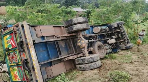 ബംഗ്ലാദേശിൽ ഇരുമ്പ് കമ്പി കയറ്റിയ ലോറി മറിഞ്ഞ് 15 യാത്രക്കാർ മരിച്ചു; 10 പേർക്ക് പരിക്ക്