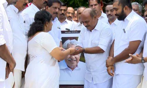 അഡ്വ. ഫ്രാന്സിസ് ജോര്ജിന് കെട്ടിവെക്കാന് പണം നല്കി മറിയാമ്മ ഉമ്മൻ അഡ്വ. ഫ്രാന്സിസ് ജോര്ജിന് കെട്ടിവെക്കാന് പണം നല്കി മറിയാമ്മ ഉമ്മൻ